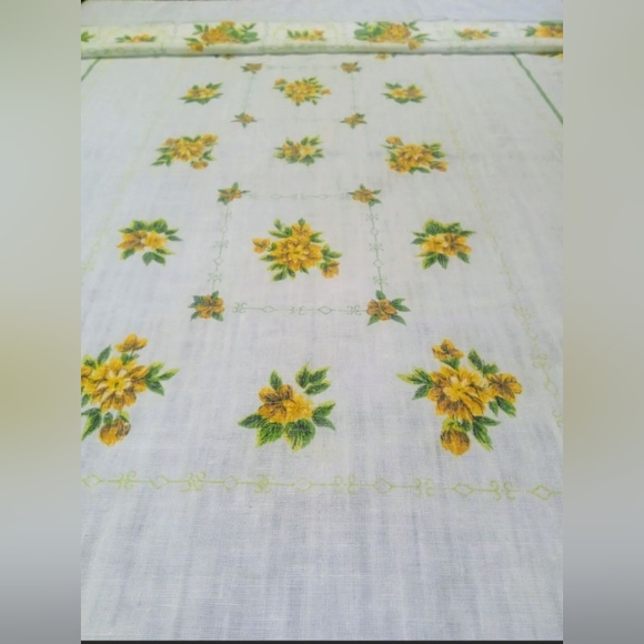 Rectangular mid-century Collectable Tablecloth. Hand made, yellow flowers - Picture 4 of 11